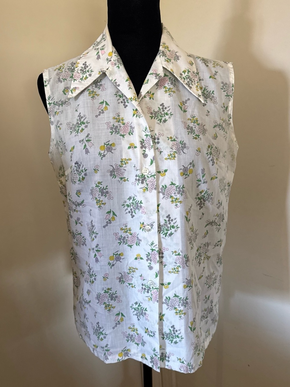 Classic Sleeveless Button-Down Floral Top in White, Yellow & Green